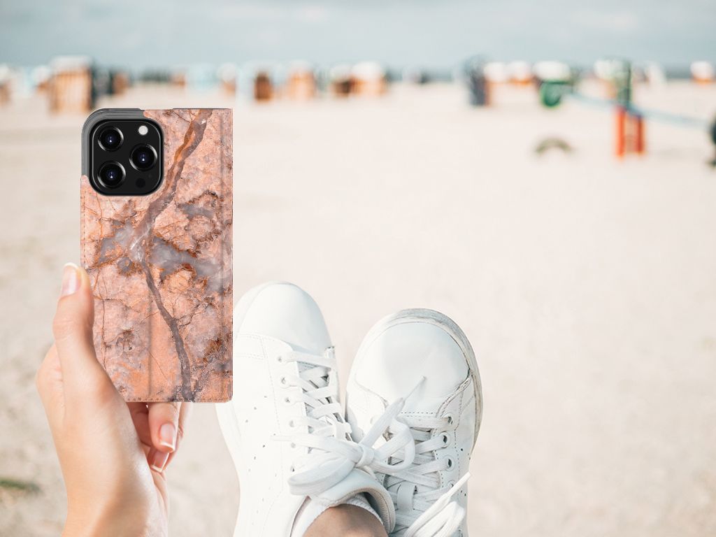 iPhone 13 Pro Standcase Marmer Oranje op het strand, trendy design met prachtig marmerornament. 🏖️