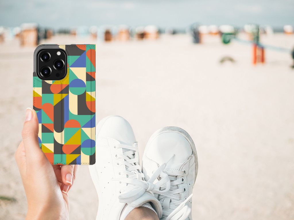 iPhone 13 Pro Hoesje met Magneet Funky Retro in funky kleuren, perfect voor een artistieke uitstraling.