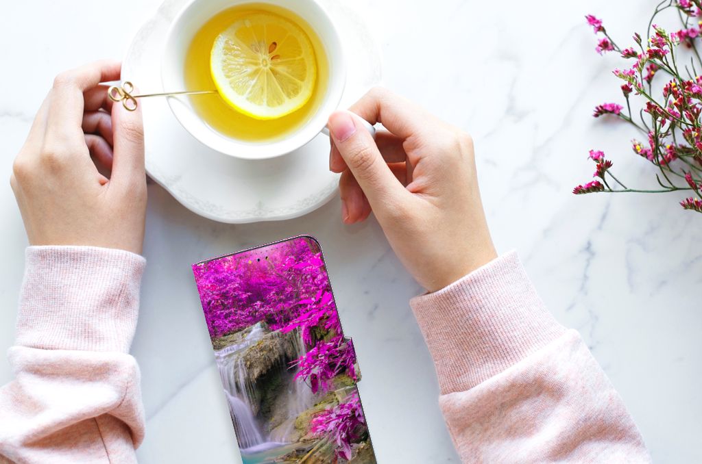 Samsung Galaxy A14 5G Flip Cover Waterval met paarse bomen en een waterval op een marmeren tafel.