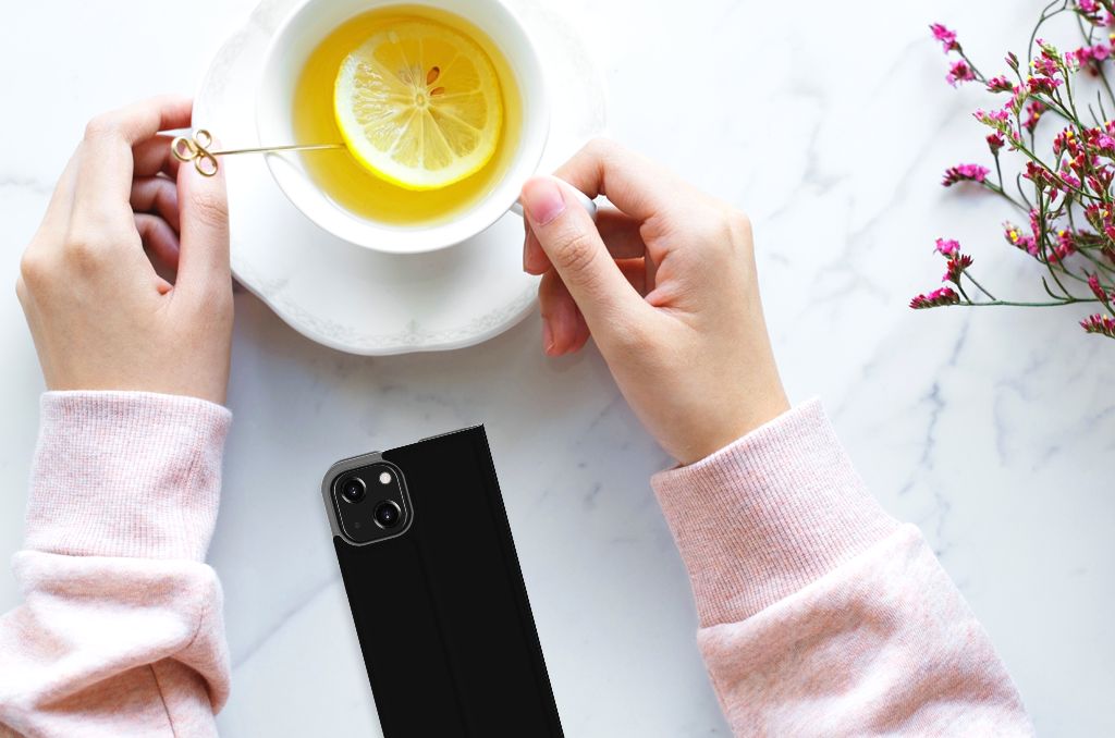 iPhone 13 Mini Magnet Case Boho Beach, met handen die een drankje vasthouden op een marmeren tafel.