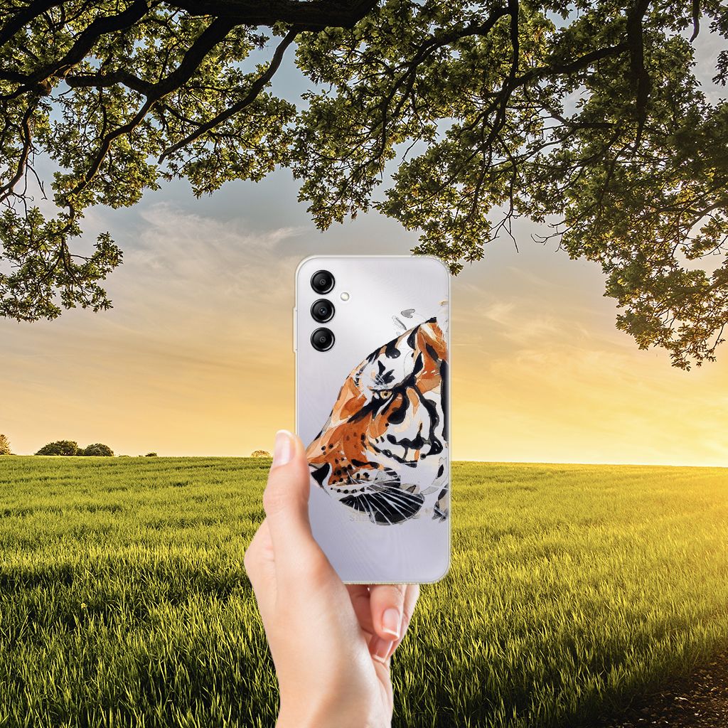 Hoesje maken Samsung Galaxy A14 5G Watercolor Tiger op een smartphone in een veld met zonsondergang.