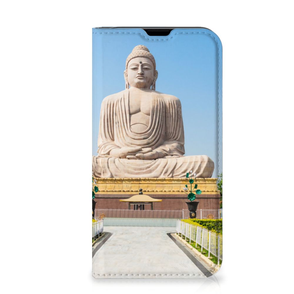 iPhone 13 Mini Book Cover Boeddha met afbeelding van een grote boeddha in serene omgeving.