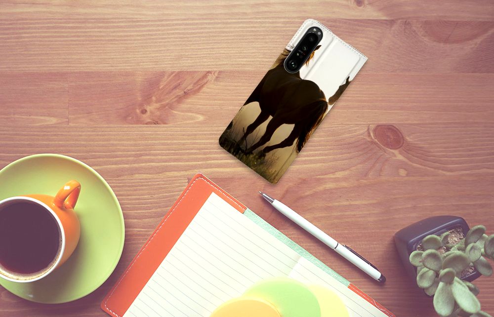 Sony Xperia 1 III Hoesje maken Design Cowboy met paardenprint op houten tafel