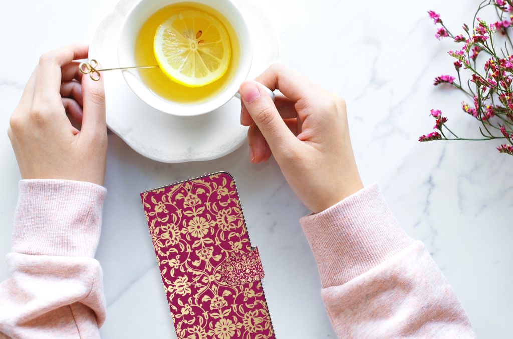 Wallet Case Samsung Galaxy A14 5G Barok Pink naast een kopje thee met citroen en een schotel.