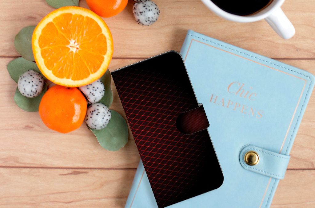 OnePlus 11 Telefoon Hoesje Geruit Rood ligt op een houten tafel naast fruit en een notitieboek.