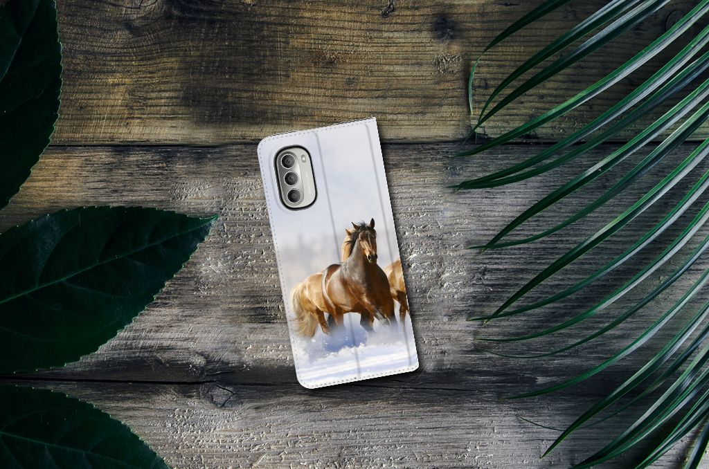 Motorola Moto G51 5G Hoesje maken Paarden met afbeelding van rennende paarden op een houten oppervlak.