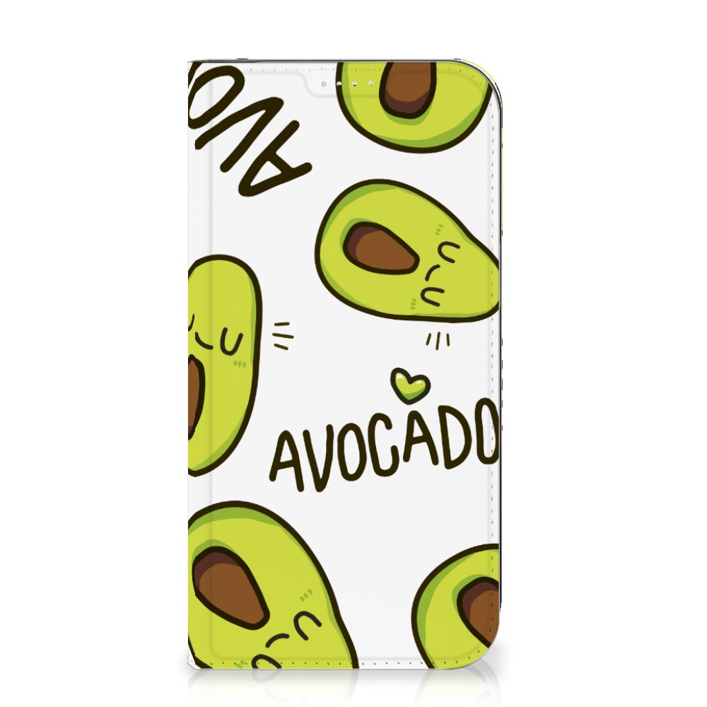 iPhone 15 Plus Magnet Case Avocado Singing met schattige avocado's op een witte achtergrond 🥑.