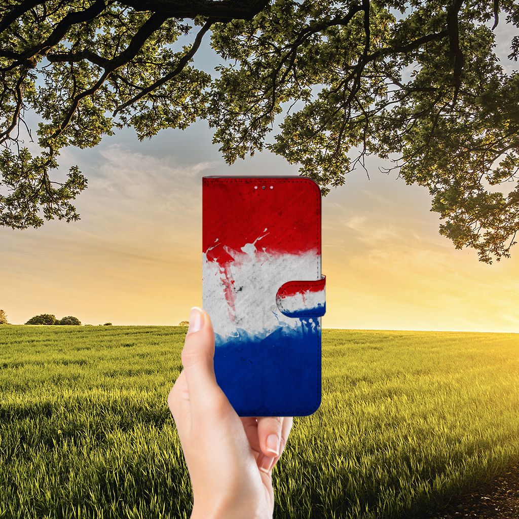 Xiaomi Redmi Note 11 Pro 5G/4G Bookstyle Case Nederland met design van de Nederlandse vlag in een natuursetting.