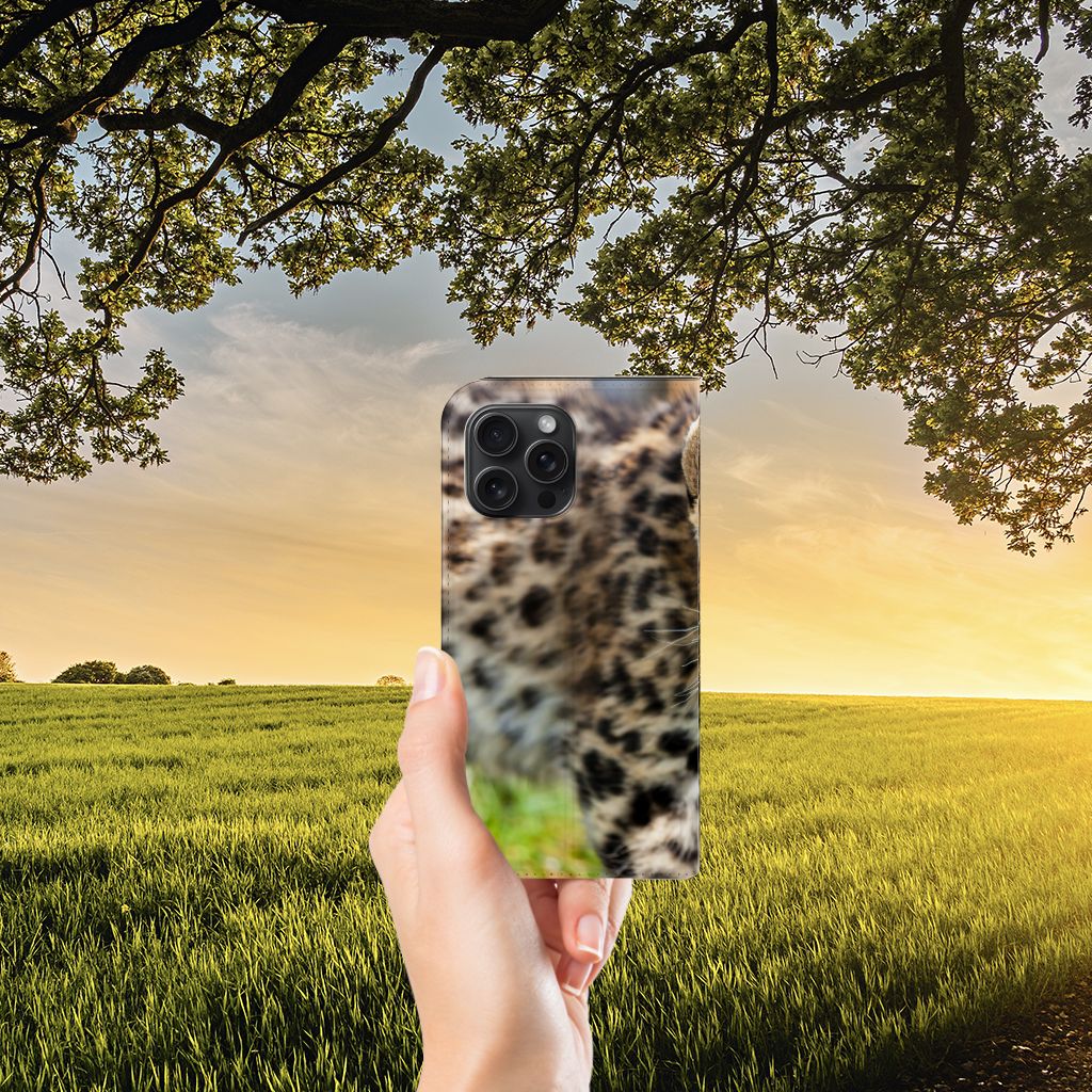 iPhone 15 Pro Max Hoesje maken Baby Luipaard met een levendig luipaardpatroon in de natuur 🌿