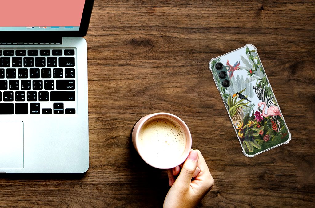 Case Anti-shock voor Samsung Galaxy A14 5G/4G Jungle naast laptop en kop koffie.