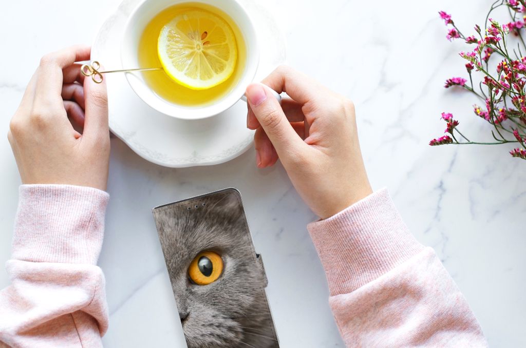 Telefoonhoesje met Pasjes Huawei P40 Britse Korthaar met indrukwekkende kat en een kopje thee op een tafel.