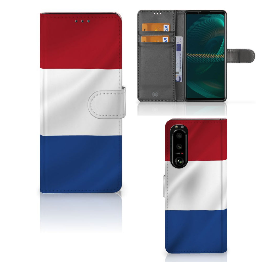 Sony Xperia 5III Bookstyle Case Nederlandse Vlag met artistiek ontwerp van de Nederlandse vlag en ruimte voor pasjes.