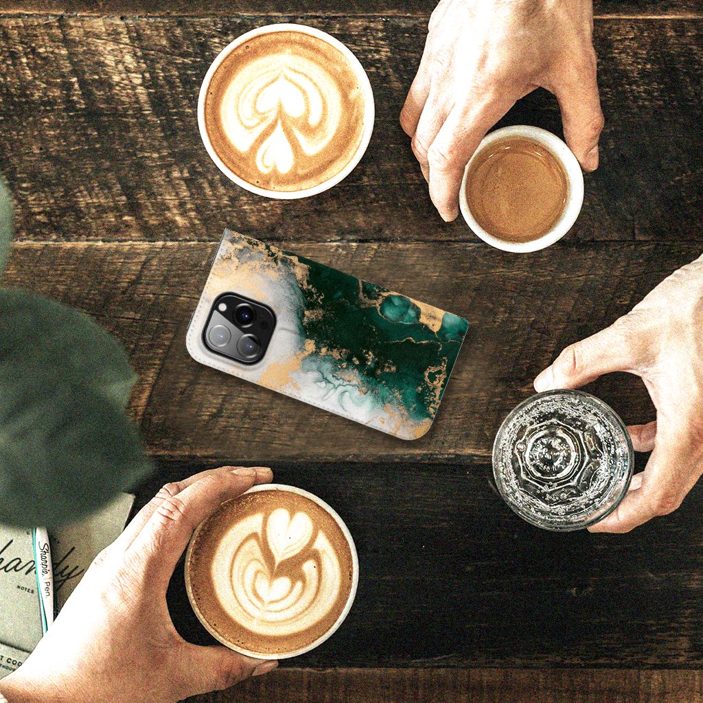 Standcase voor iPhone 14 Pro Marmer Groen op tafel met koffie en vrienden.