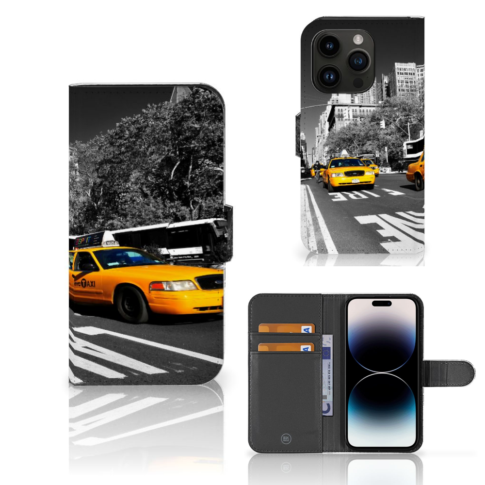 iPhone 15 Pro Flip Cover New York Taxi met zwart-wit afbeelding en gele taxi's op de achtergrond.
