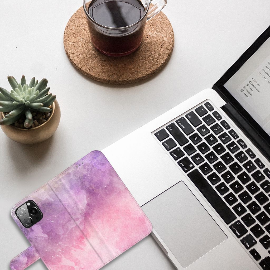 Hoesje iPhone 13 Pro Max Pink Purple Paint op een bureau met laptop en plant, kleurrijk design đ¸.
