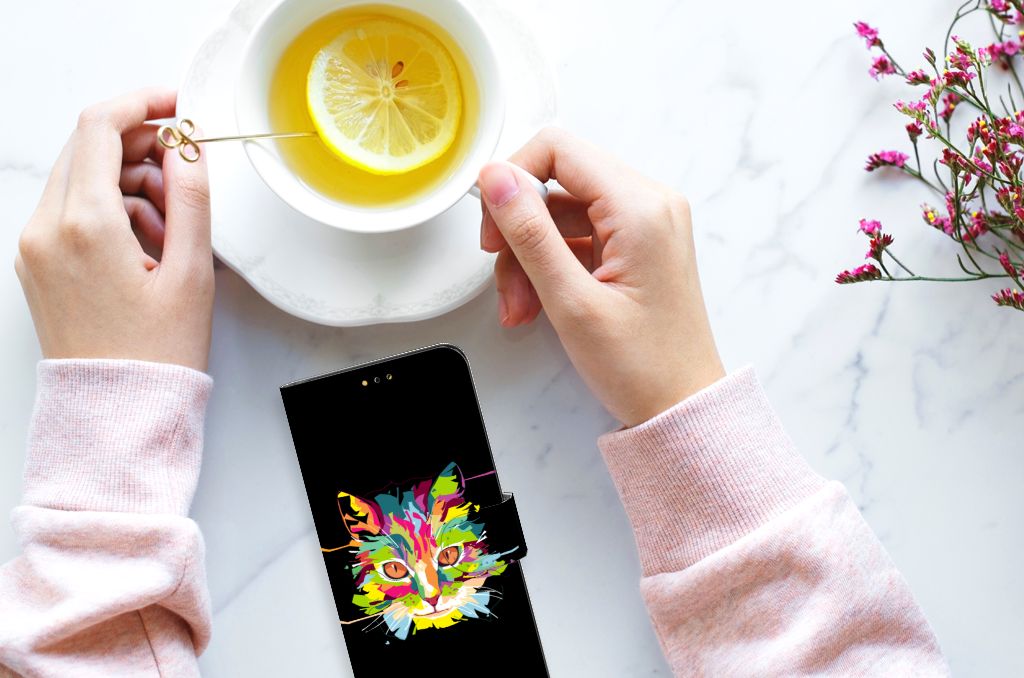 Samsung Galaxy A14 5G Leuk Hoesje Cat Color naast een kop thee met citroen op een marmeren tafel.