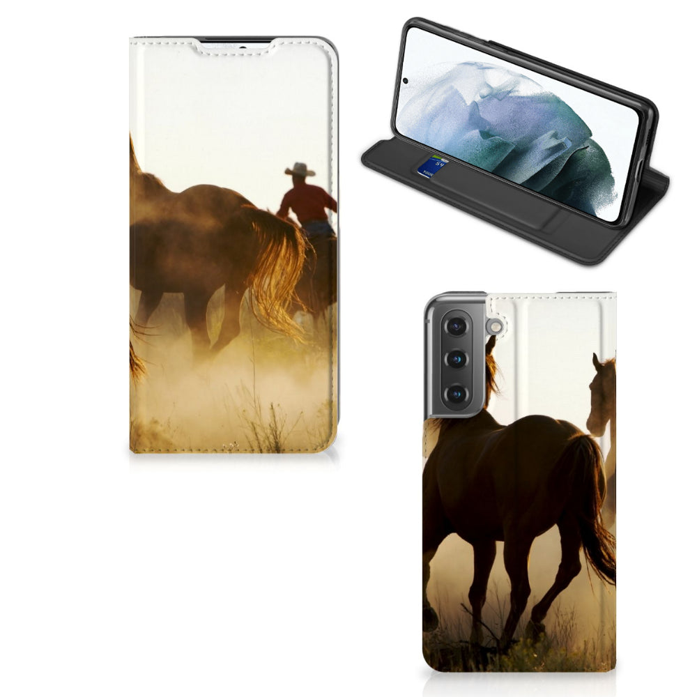 Samsung Galaxy S21 FE Hoesje maken Design Cowboy met paardenprint en cowboy in de achtergrond.