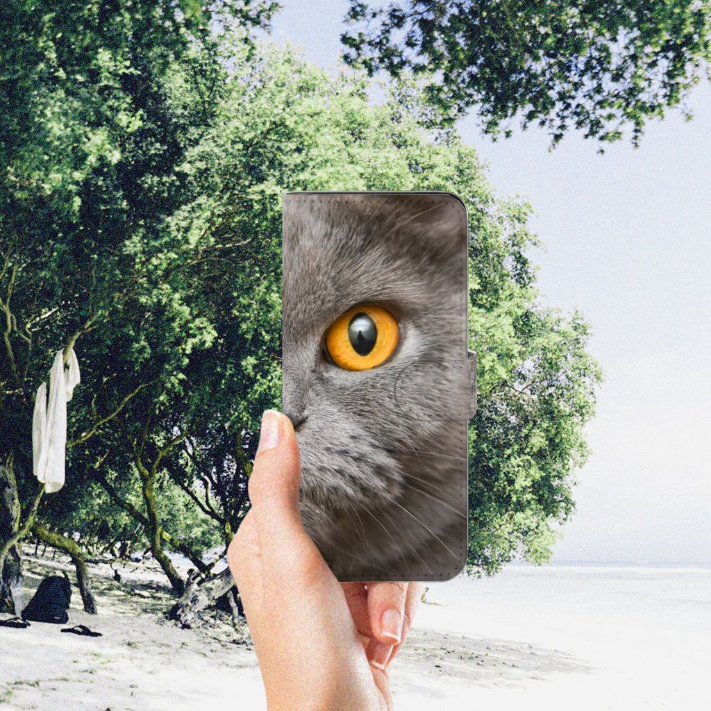 Telefoonhoesje met Pasjes Motorola Moto G32 Britse Korthaar met indrukwekkend kattenoog op een strand.