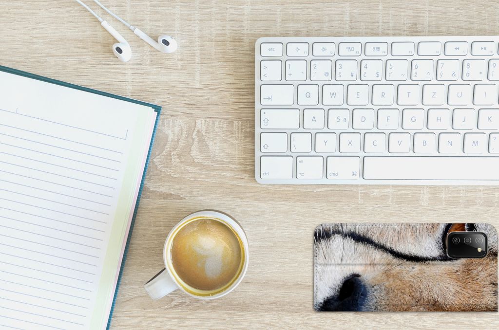 Samsung Galaxy M02s | A02s Hoesje maken Cheetah op bureau met toetsenbord en kop koffie.