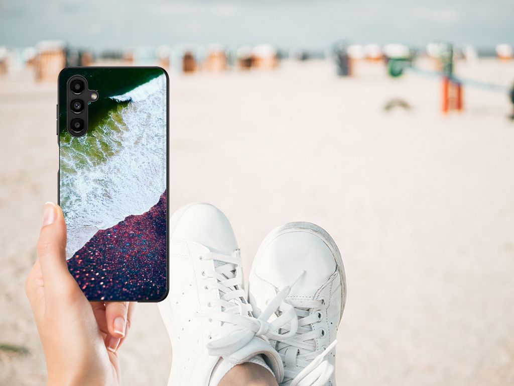 Samsung Galaxy A14 5G Backcover Sea in Space met abstract zeeontwerp in hand op strand.