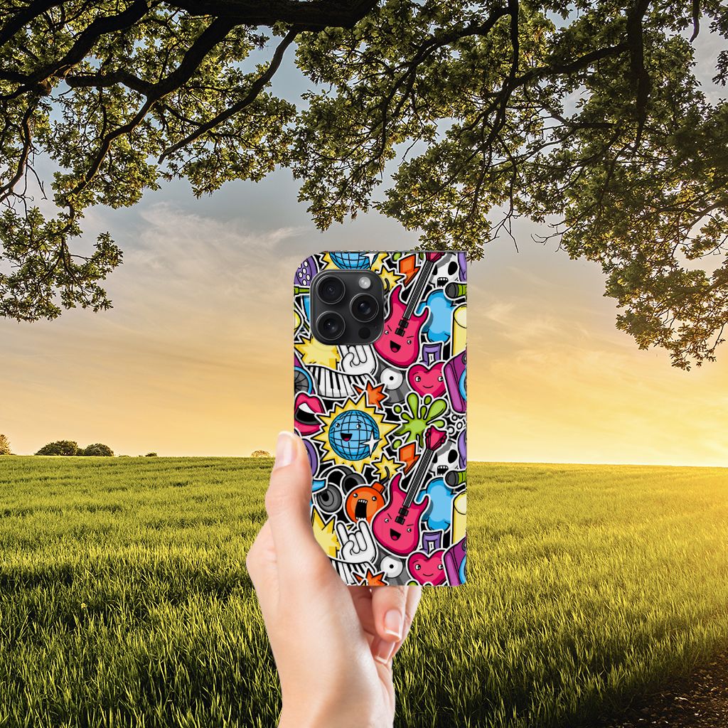 iPhone 15 Pro Max Hippe Standcase Punk Rock met kleurrijk design vol muziek symbolen đ¸ in zonsondergang setting