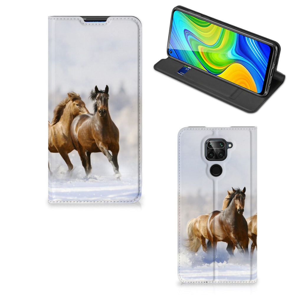 Xiaomi Redmi Note 9 Hoesje maken Paarden met afbeelding van rijdende paarden in sneeuw, elegante smartphone hoesje.