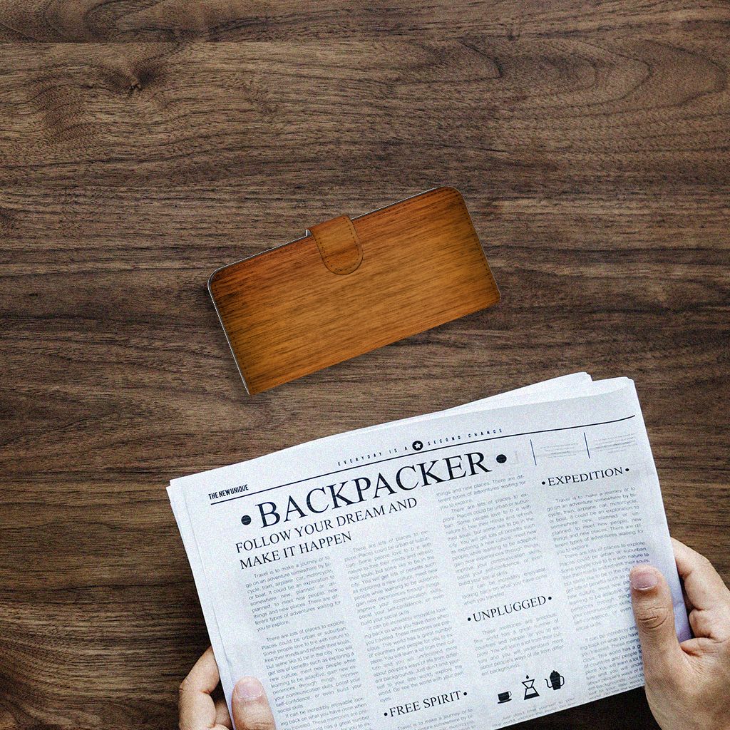 Samsung Galaxy A14 4G Book Style Case Donker Hout op een houten tafel met een krant eronder.