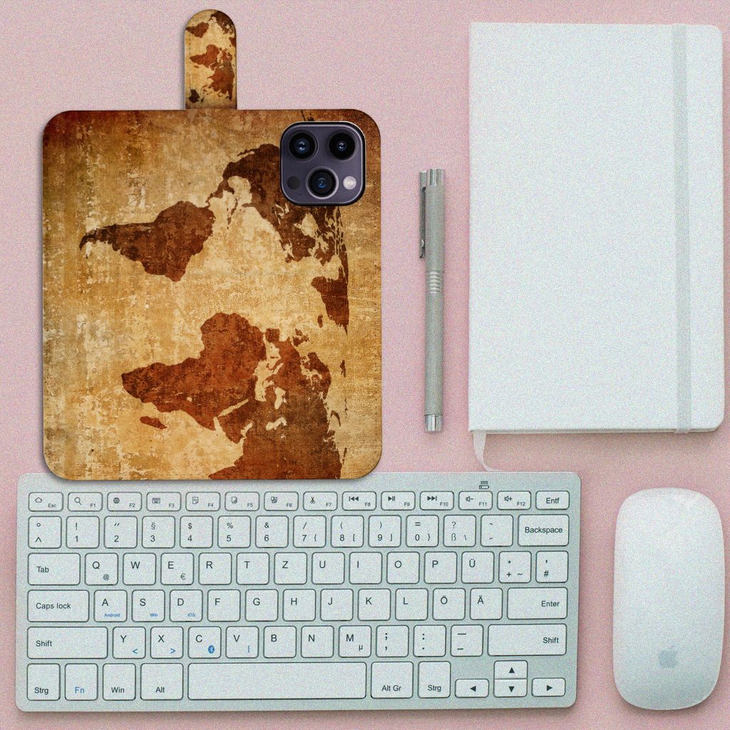 iPhone 15 Pro Max Flip Cover Wereldkaart met vintage wereldkaartdesign op een bureau