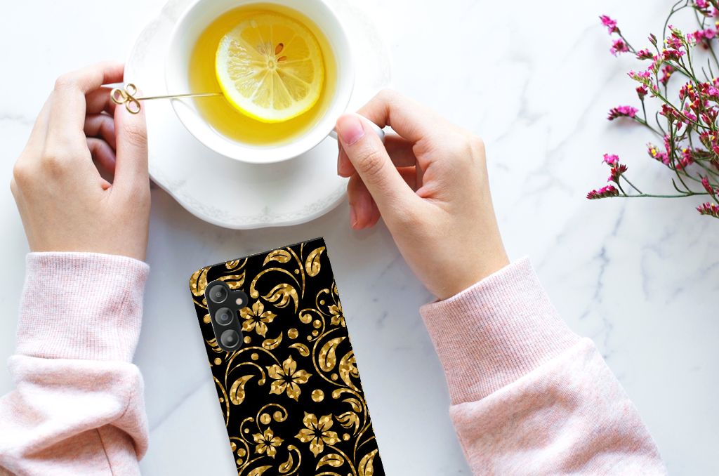 Samsung Galaxy A14 4G Smart Cover Gouden Bloemen met gouden bloemen design, naast een kopje thee met citroen.