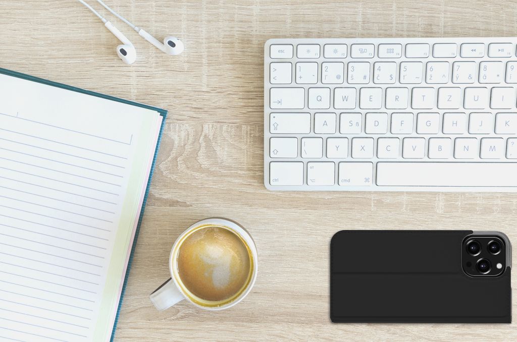 iPhone 13 Pro Max Hoesje met tekst Woke Up - Origineel Cadeau Zelf Maken op bureau met koffie en notebook.