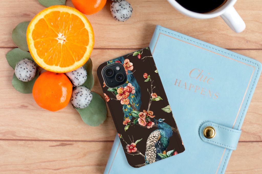 iPhone 15 Hoesje maken Pauw met Bloemen op een houten tafel met fruit en een notitieboek.