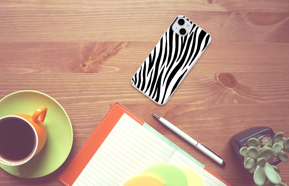 iPhone 15 Plus TPU Hoesje Zebra op een bureau met koffiekopje en notitieboekje đ