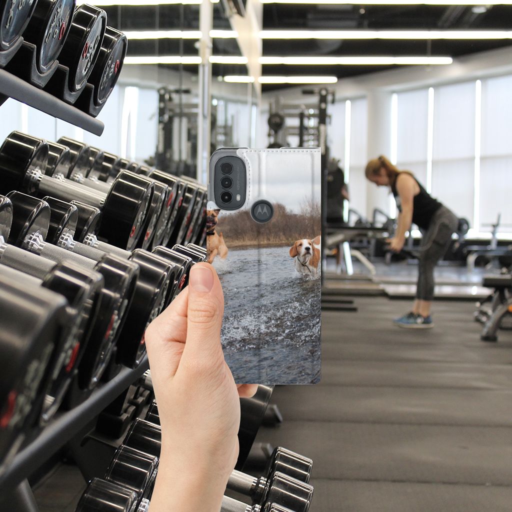 Motorola Moto E20 Hoesje maken Honden Labrador in de sportschool met gewichten op de achtergrond.