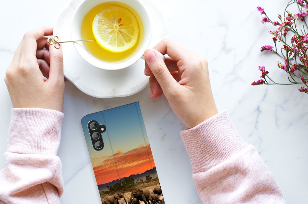 Samsung Galaxy A14 4G Hoesje maken Olifanten met een vrouw die thee drinkt.