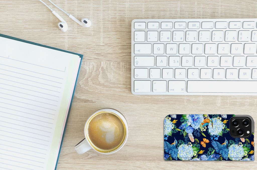 Hoesje maken voor iPhone 13 Pro Max IJsvogel met bloemenprint op bureau met koffie en notitieboek.