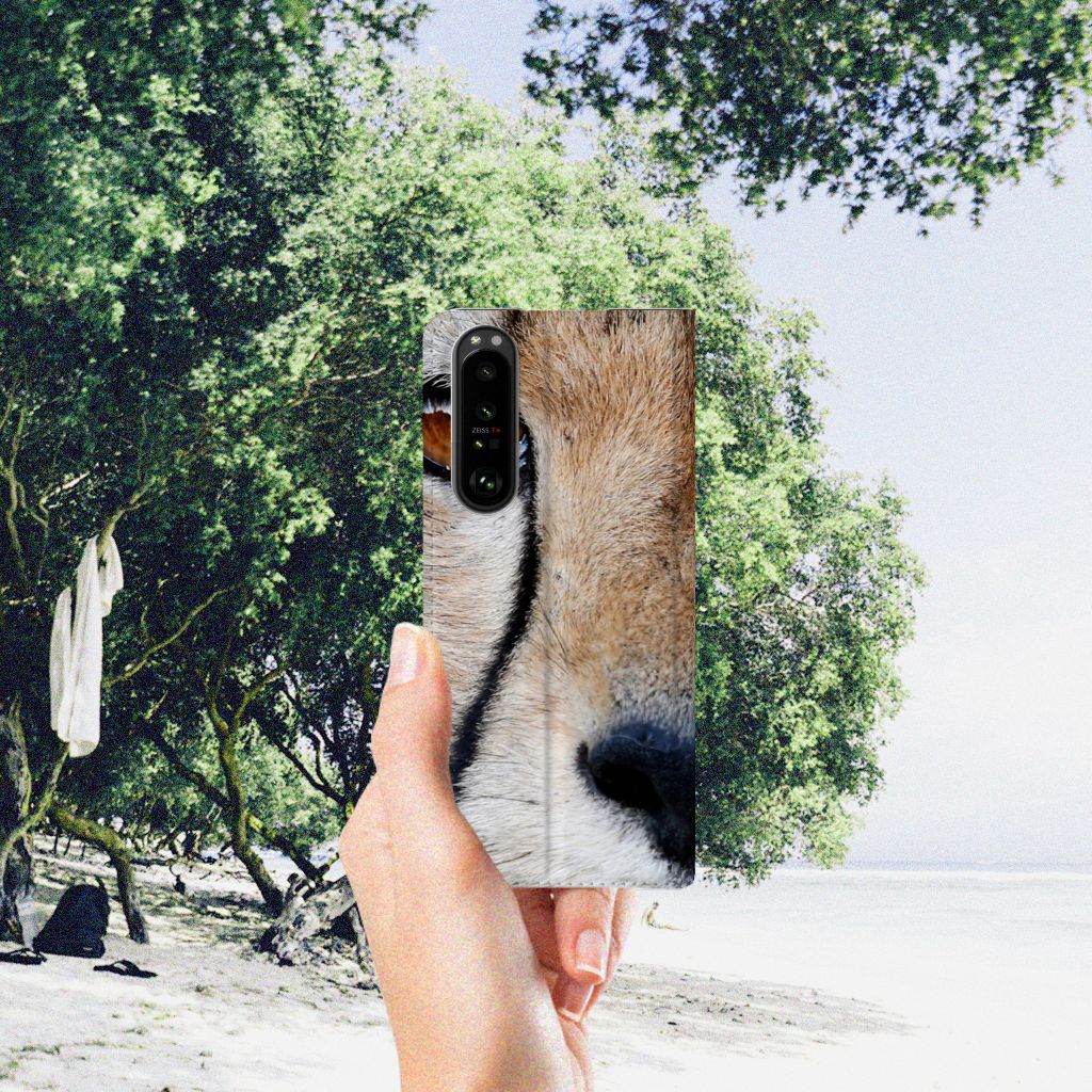 Sony Xperia 5 III Hoesje maken Cheetah close-up van jachtluipaard op strand in hand.