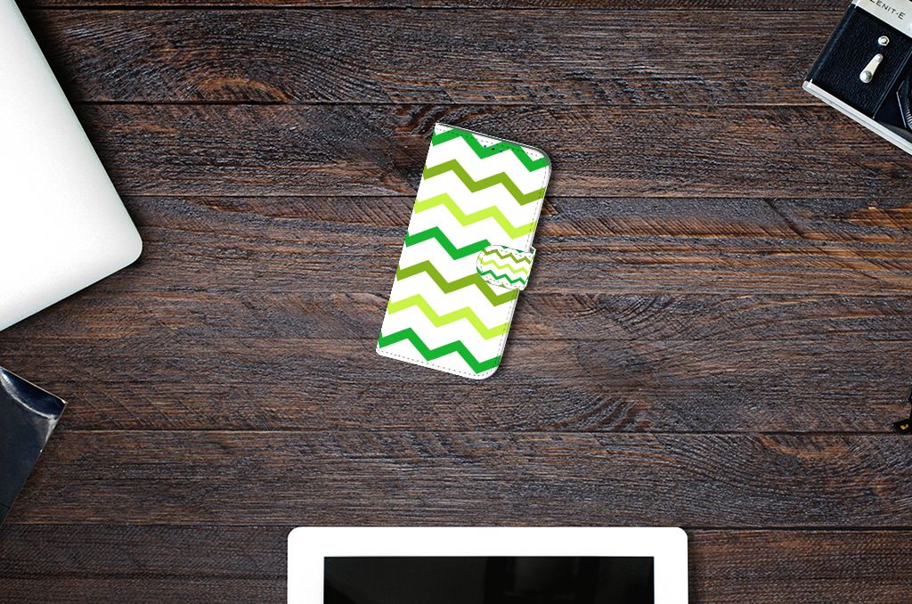 iPhone 14 Pro Telefoon Hoesje Zigzag Groen op een houten tafel met modern design.