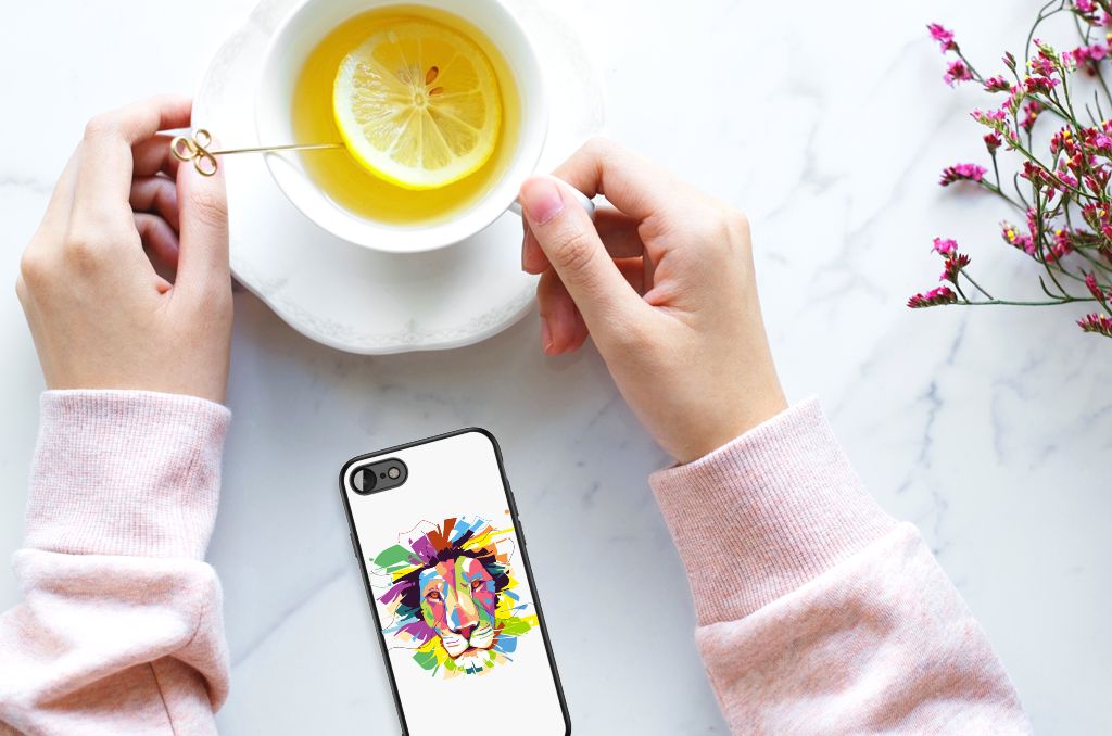 iPhone SE 2022 | SE 2020 | 7/8 Hoesje Lion Color met kleurrijk ontwerp en drankje op tafel.