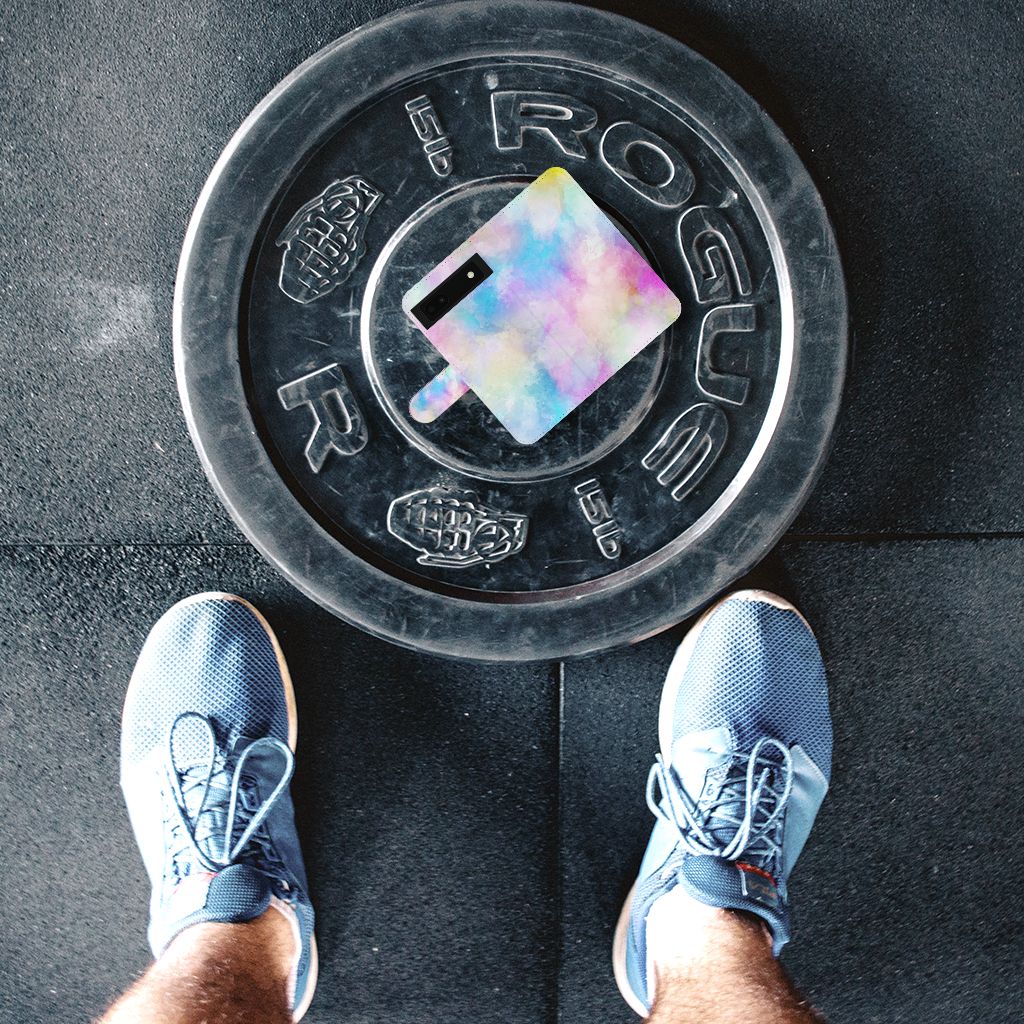 Hoesje Google Pixel 6A Watercolor Light op een gewichtsschijf in de gym, met pastelkleuren en uniek ontwerp.