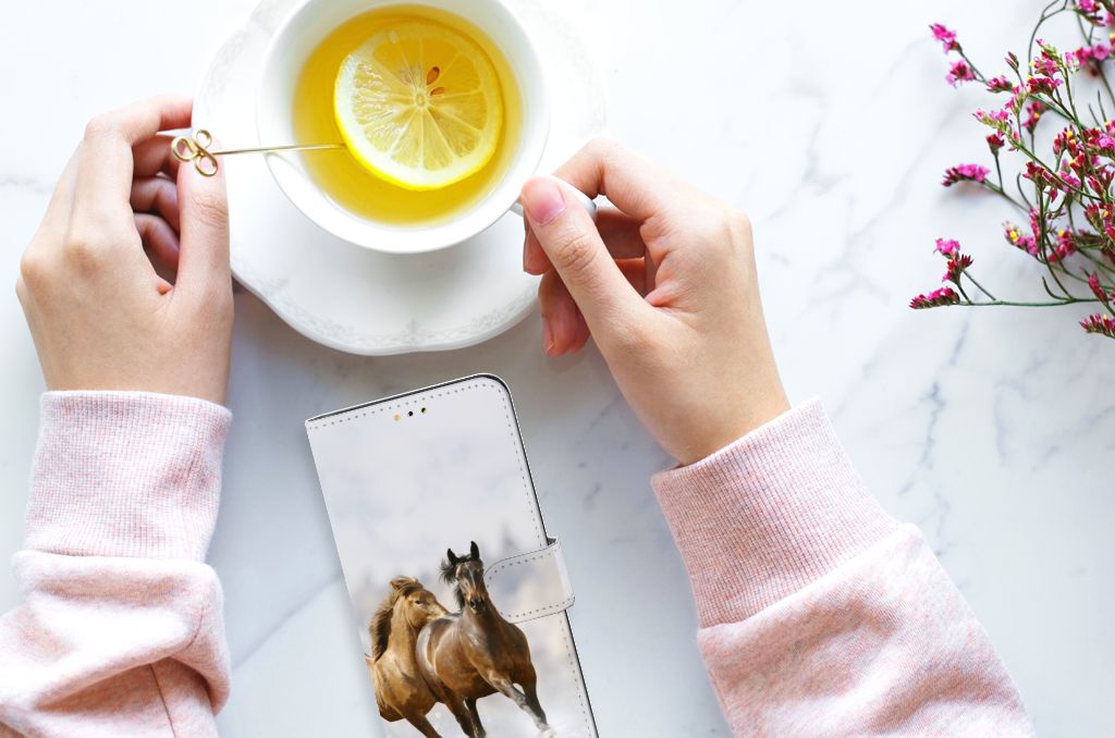 Samsung Galaxy A14 5G Telefoonhoesje met Pasjes Paarden naast een kop thee met citroen.