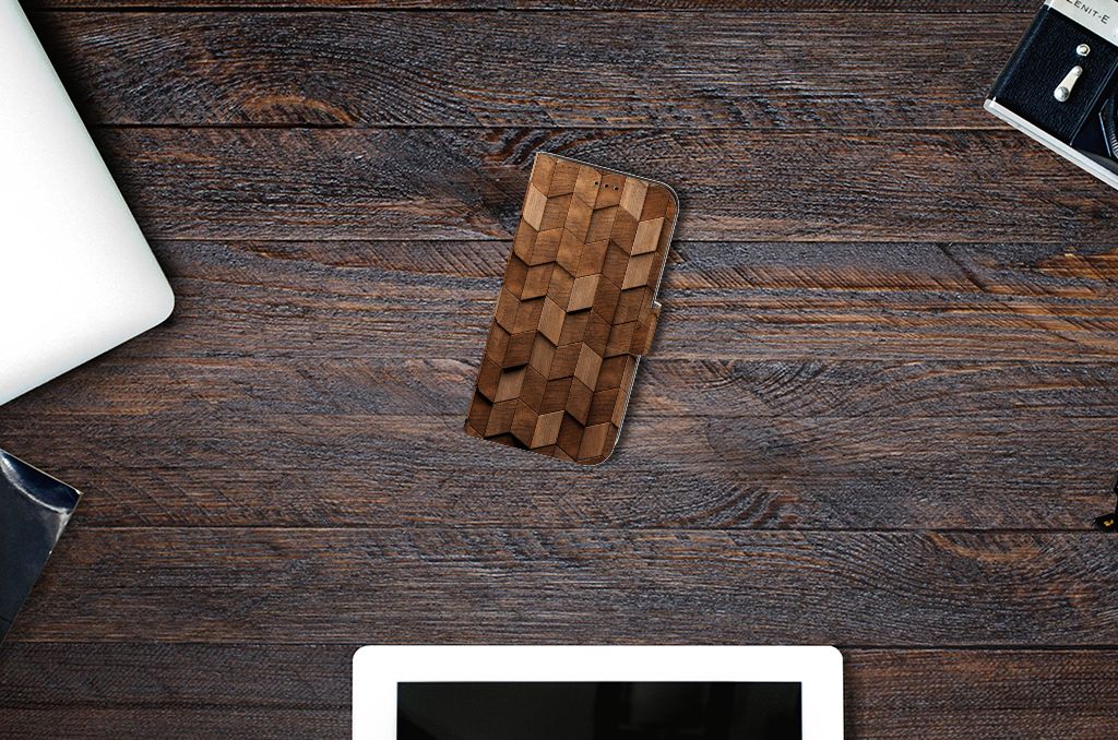 Book Style Case voor Apple iPhone 13 Wooden Cubes op een houten tafel met gadgets eromheen.