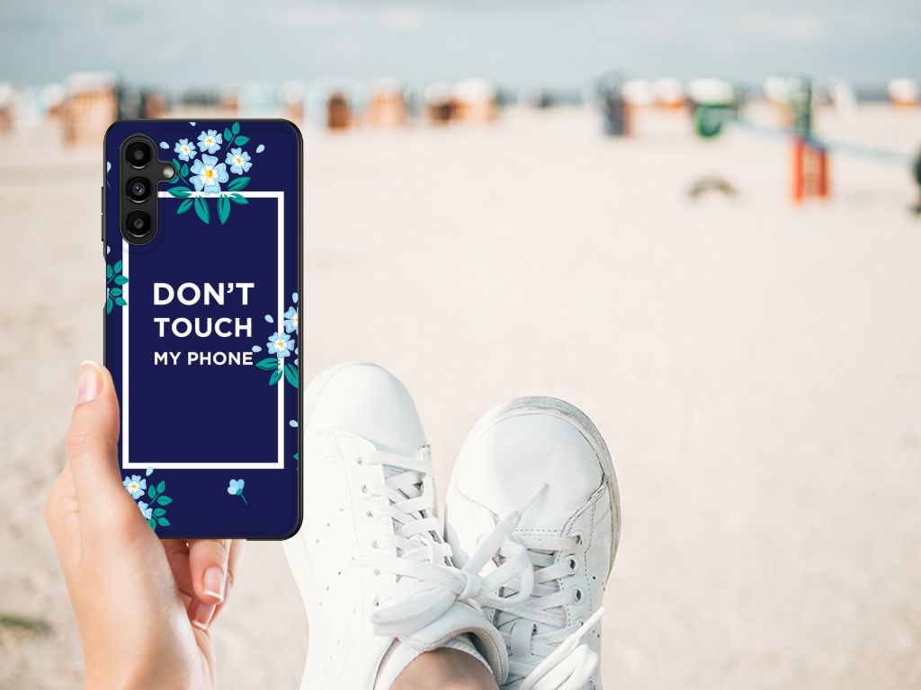 Samsung Galaxy A14 5G Telefoon Hoesje Flowers Blue DTMP op een strand met bloemdessin en tekst.