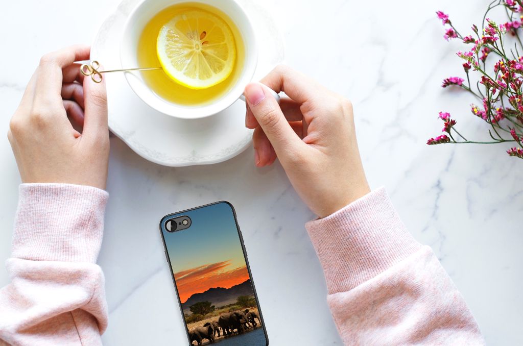 iPhone SE 2022 | SE 2020 | 7/8 Dierenprint Telefoonhoesje Olifanten met een warmkleurige zonsopgang op een marmeren tafel.