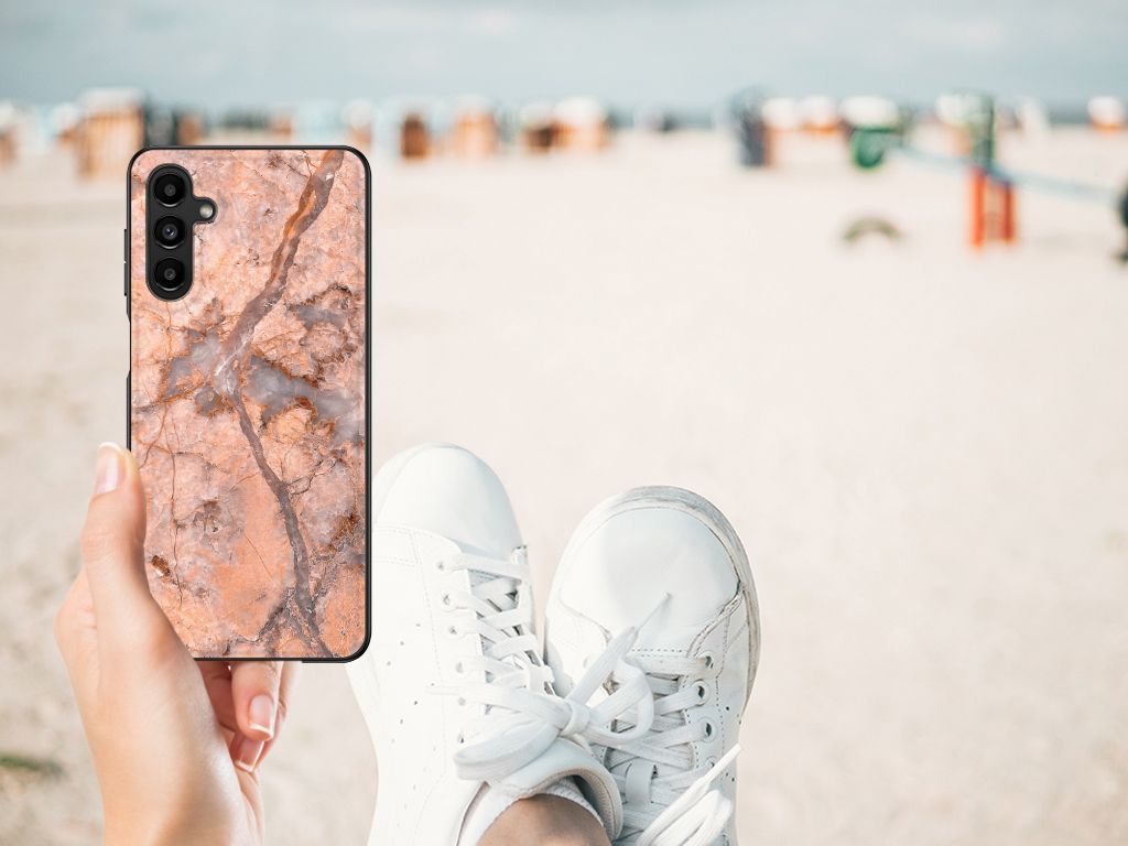 Samsung Galaxy A14 5G Marmeren Print Telefoonhoesje Marmer Oranje op een strand met sneakers.