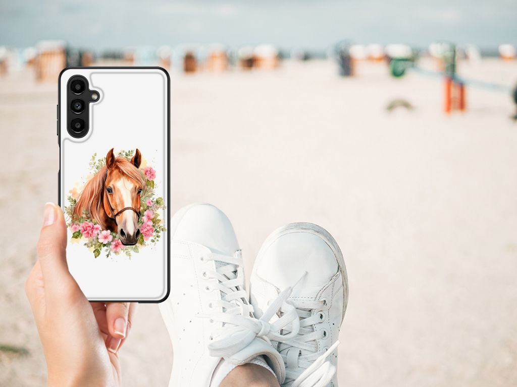 Dierenprint Telefoonhoesje voor Samsung Galaxy A14 5G Paard met bloemen, op een zandstrand.