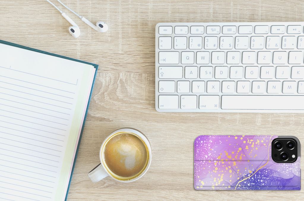 Bookcase voor iPhone 13 Pro Max Watercolor Paars ligt op bureau met kopje koffie en toetsenbord.