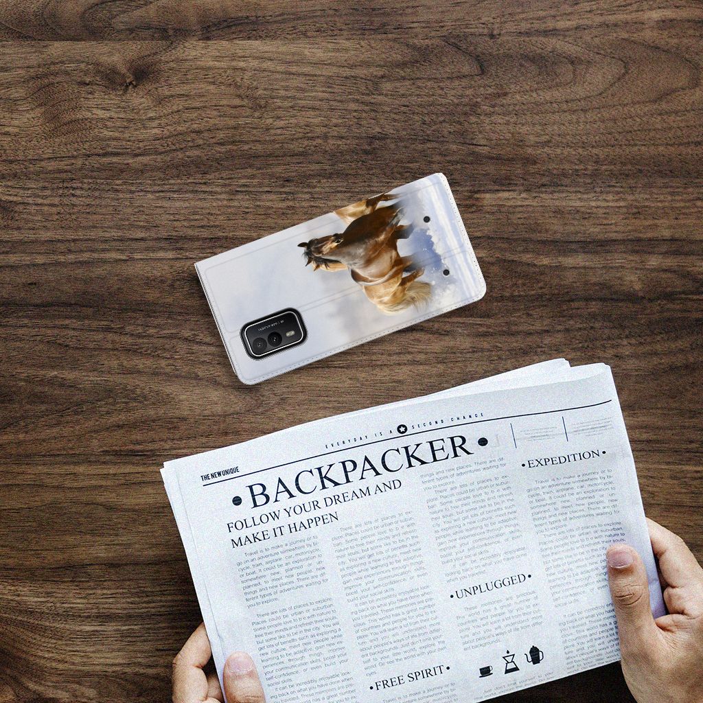 Nokia XR21 Hoesje maken Paarden met afbeelding van een paard op het hoesje, geplaatst op een houten tafel.