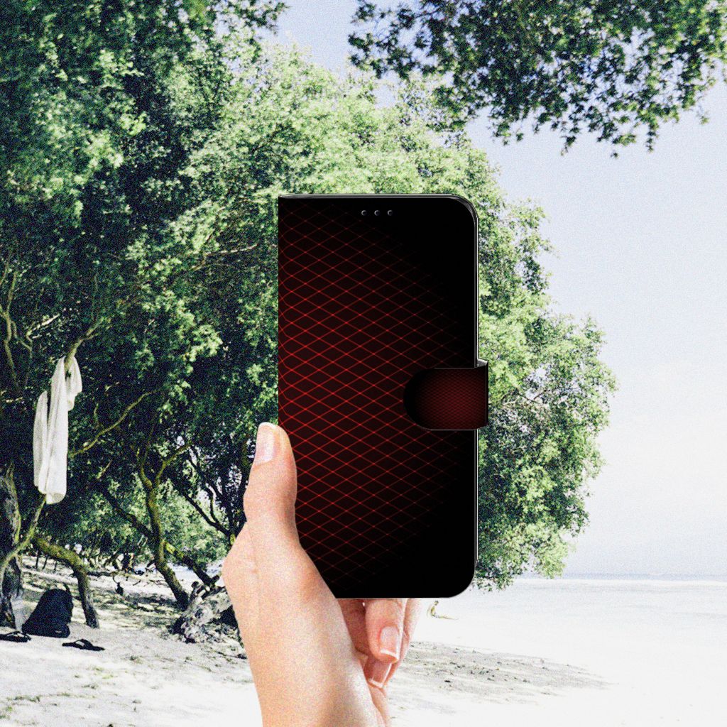 Motorola Edge 30 Pro Telefoon Hoesje Geruit Rood in hand bij strandomgeving met bomen.