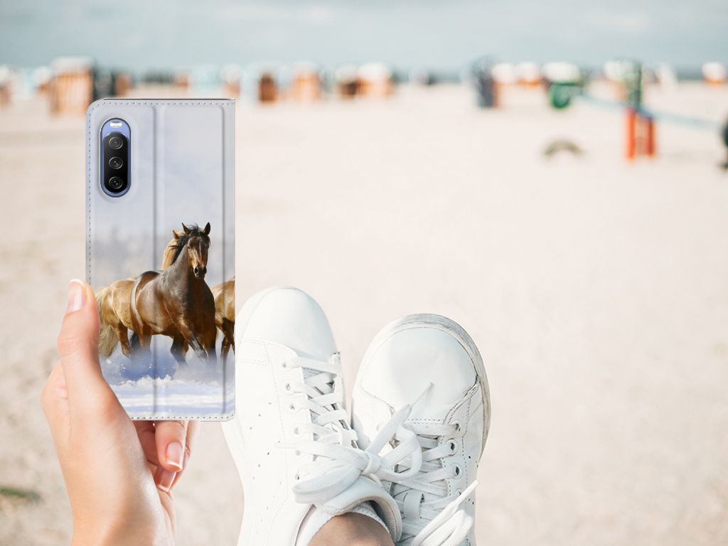 Sony Xperia 10 III Hoesje maken Paarden in hand met paardenprint op een strand.