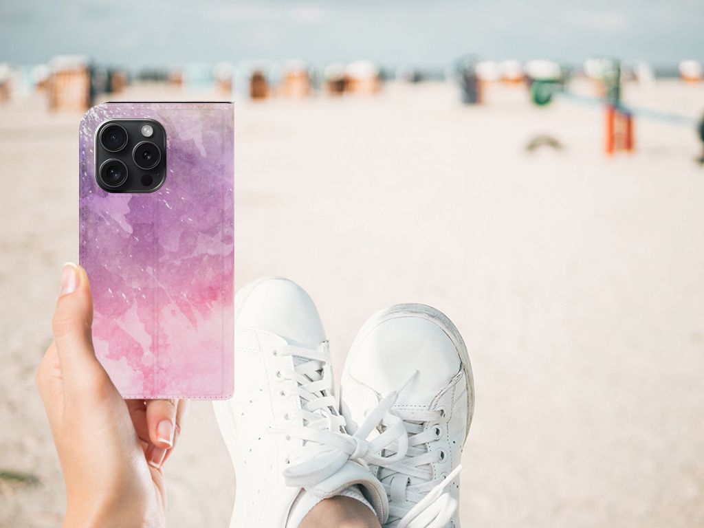 Bookcase iPhone 15 Pro Pink Purple Paint met een kunstzinnig ontwerp in een zomerse omgeving đ.